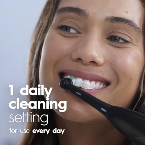 Oral-B Pro 100 CrossAction, Battery Powered Toothbrush, Black, 1 - Product Imagery