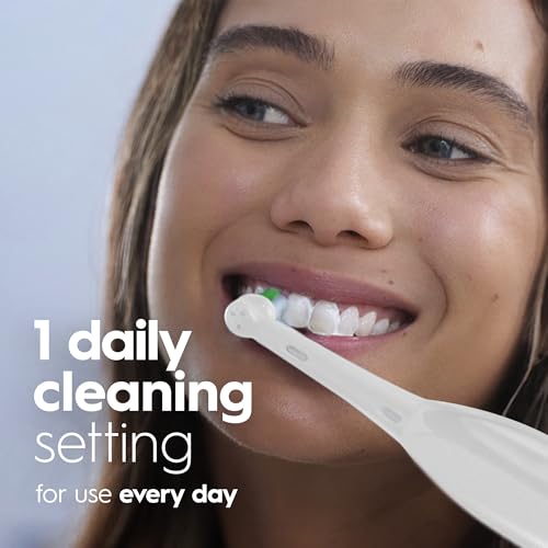 Oral-B Pro 100 3D White, Battery Toothbrush, White - Product Imagery