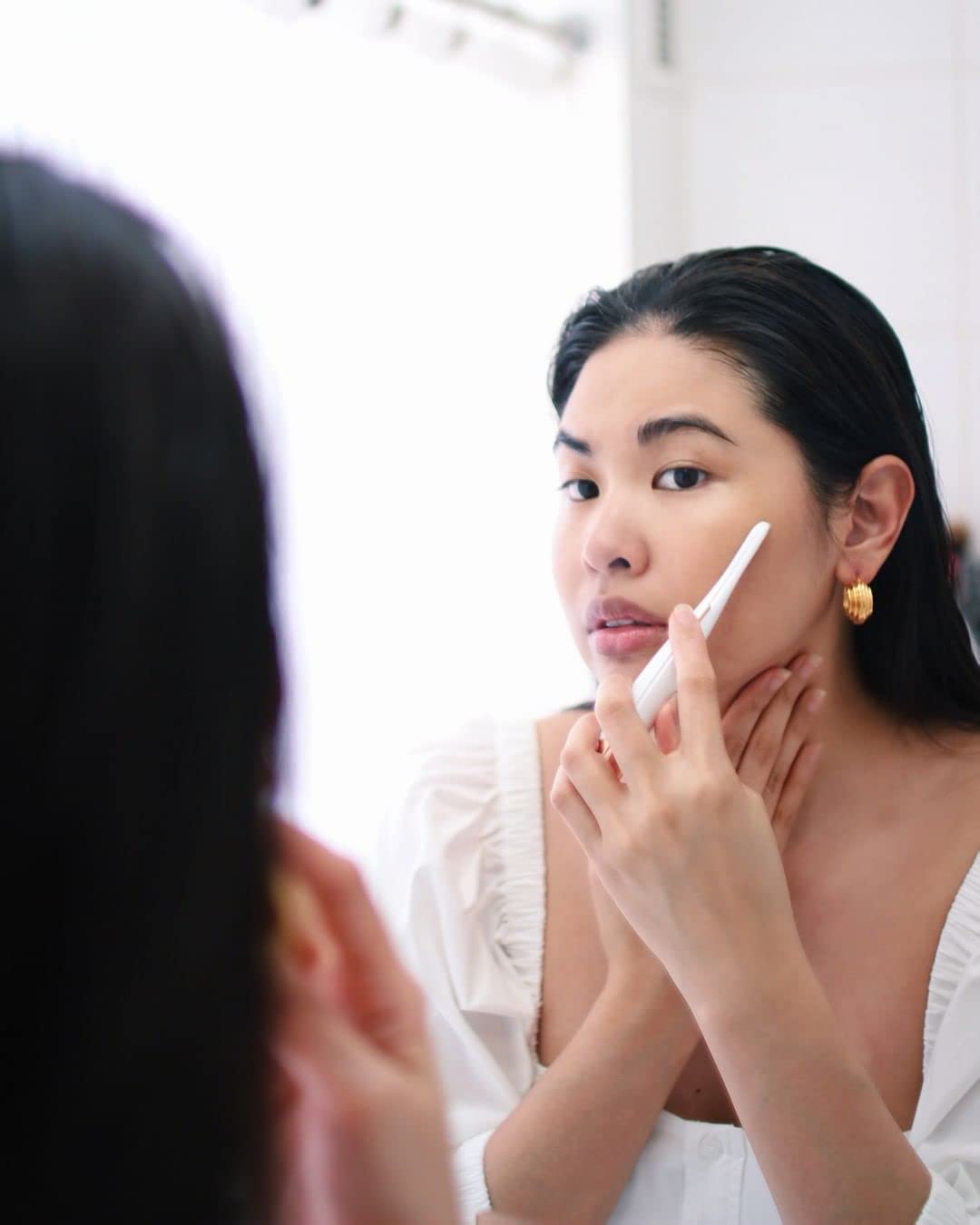 Finishing Touch Flawless Dermaplane Glo Lighted Facial Exfoliator - Non-Vibrating and Includes 6 Replacement Heads, Whit