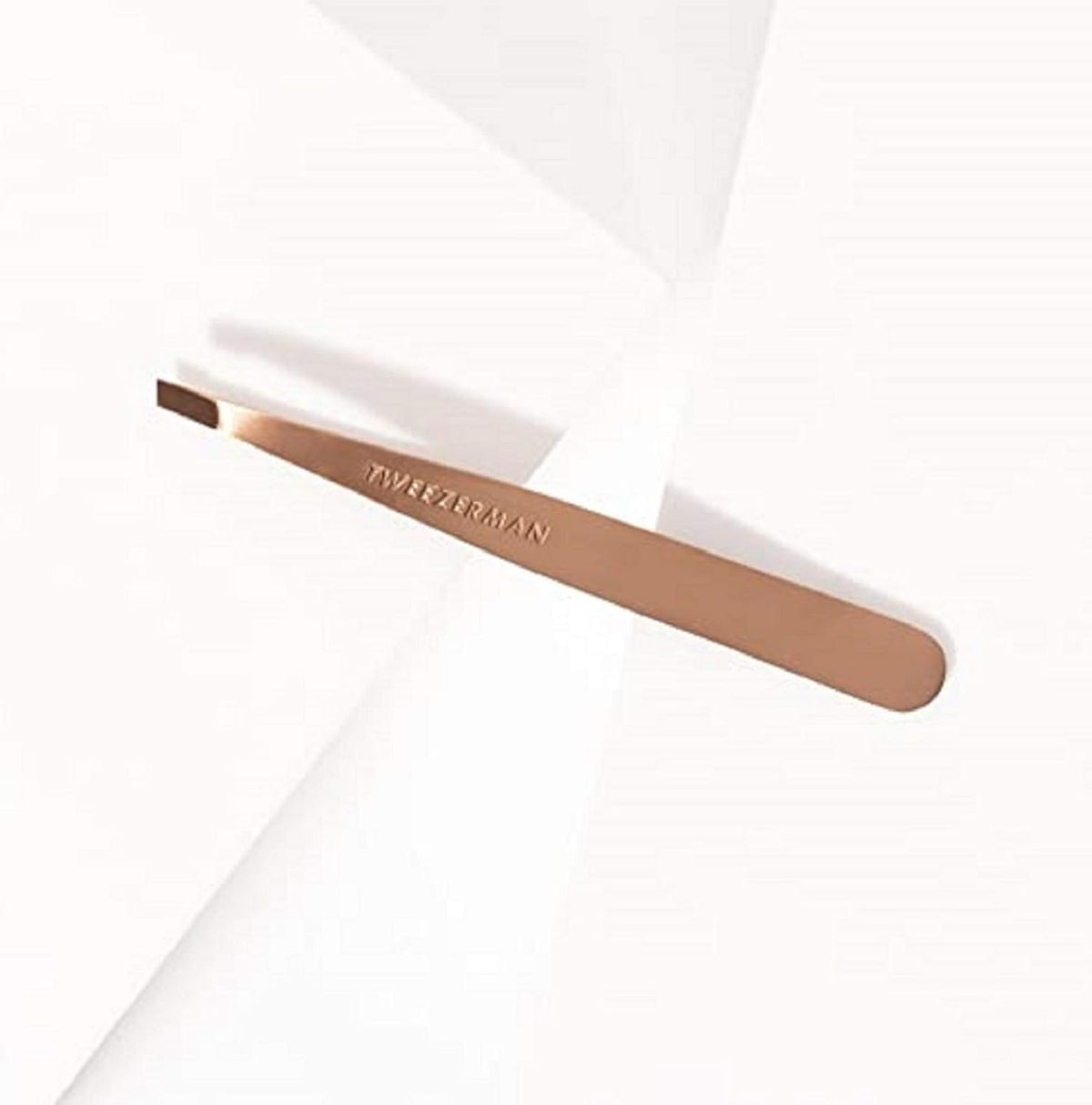 Tweezerman Slant Tweezer – Tweezerman Tweezers for Eyebrows Rose Gold – close-up detail in Rose Gold