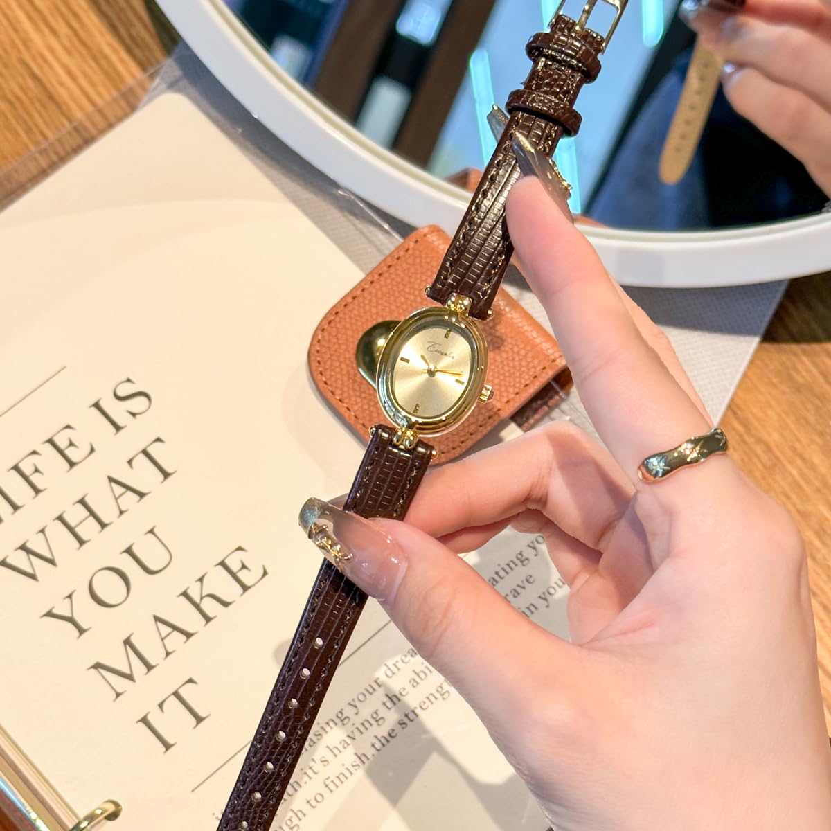 CARLIEN Women's Vintage Fashion Small Gold Oval Quartz Watches – product photo (Wrist Watches)
