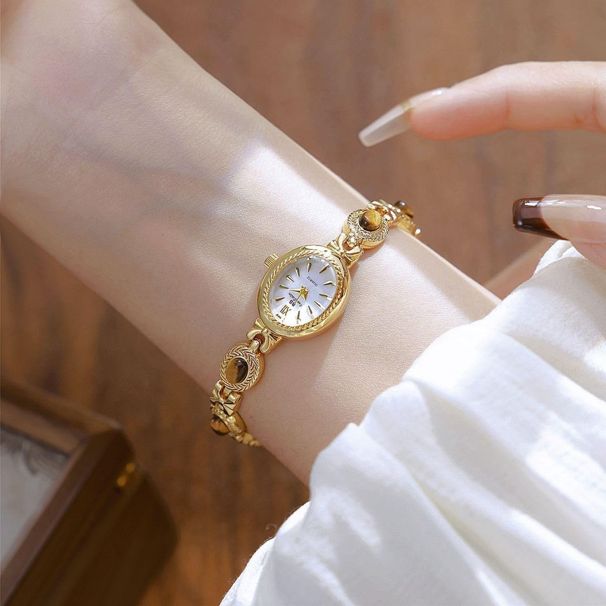 FANMIS Gold Watches for Women with Small Fase Oval Bracelet Dress Watch – close-up detail in Gold