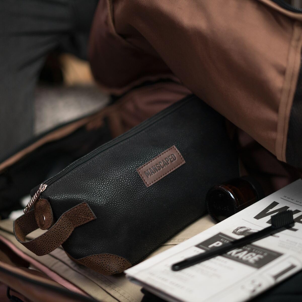 MANSCAPED The Shed men's toiletry bag made of PU leather, compact cosmetic case for grooming essentials and travel accessories.
