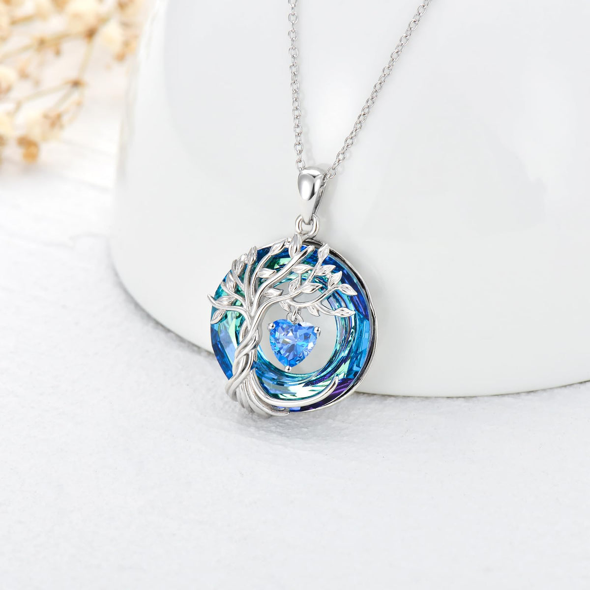TOUPOP – Pendant Necklaces on display