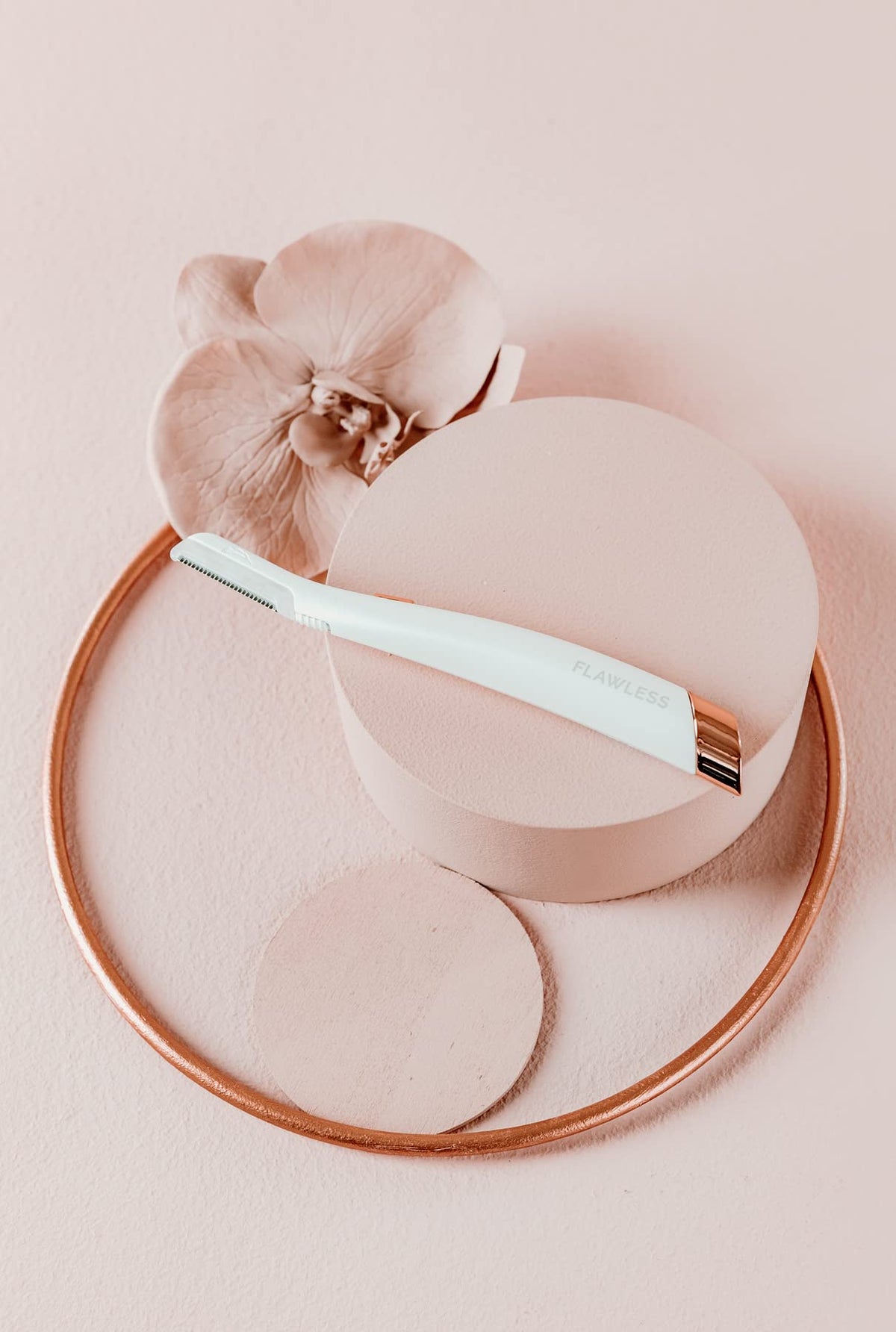 Finishing Touch Flawless Dermaplane Glo Lighted Facial Exfoliator - Non-Vibrating and Includes 6 Replacement Heads, Whit