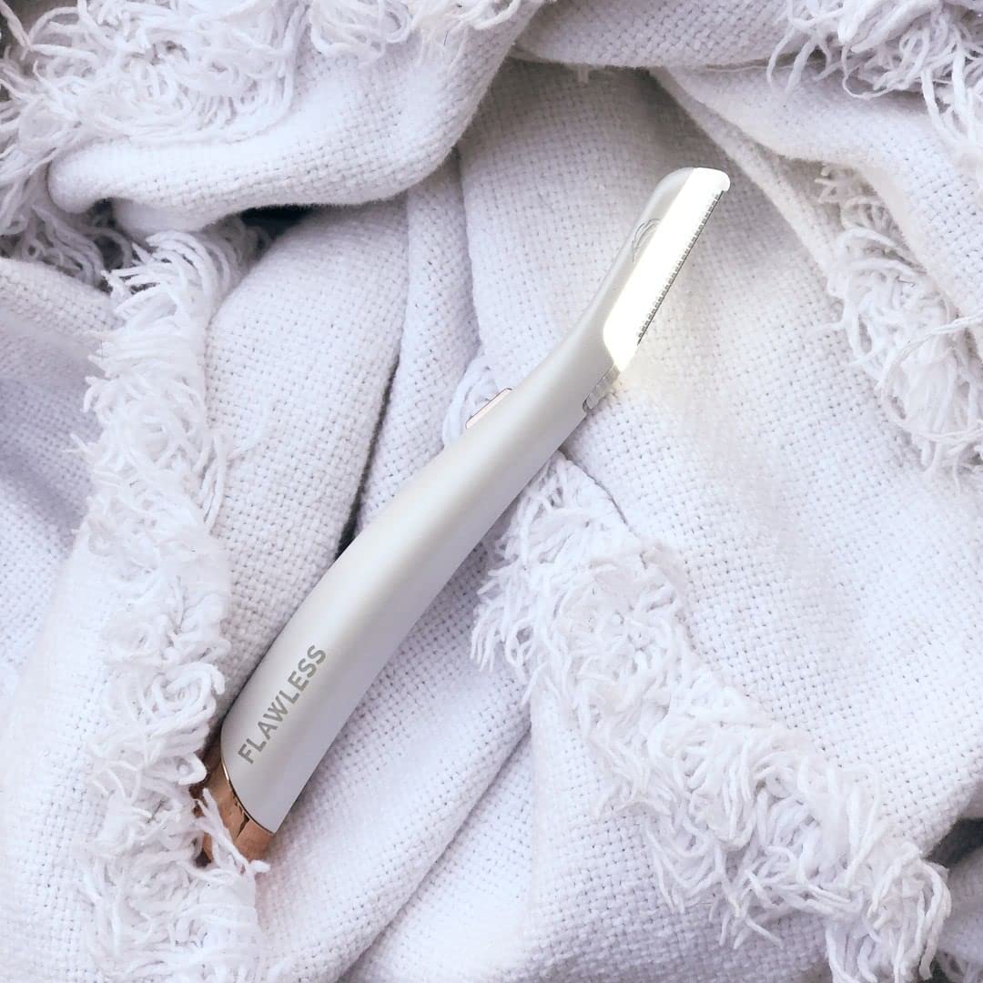 Finishing Touch Flawless Dermaplane Glo Lighted Facial Exfoliator - Non-Vibrating and Includes 6 Replacement Heads, Whit