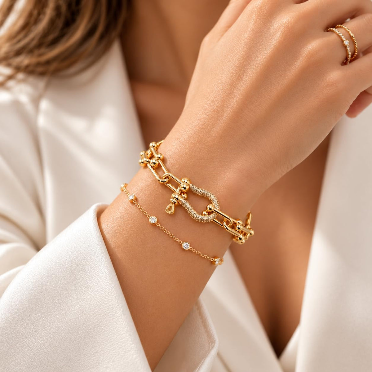 818 Charms Chunky U-Link Bracelet, 18K Gold PVD,CZ Horseshoe Carabiner – close-up detail in Gold