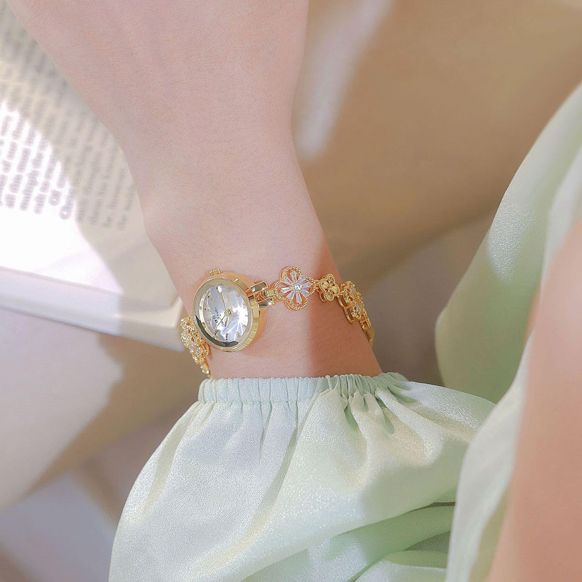 Gosasa Vintage Gold Watch for Women Hollow Four Leaf Chain Bracelet Watch – packaging and label