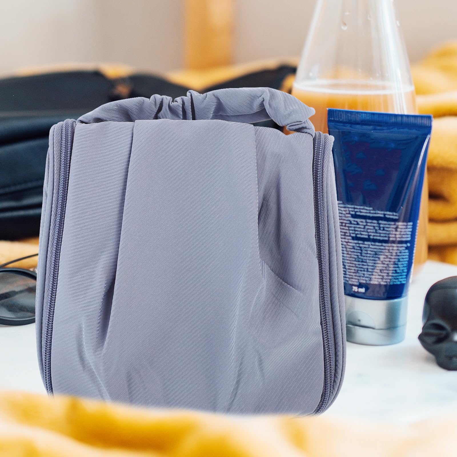 Large waterproof Veemoon cosmetic case with handle, spacious travel toiletry bag for women, ideal for cosmetics and bathroom storage.