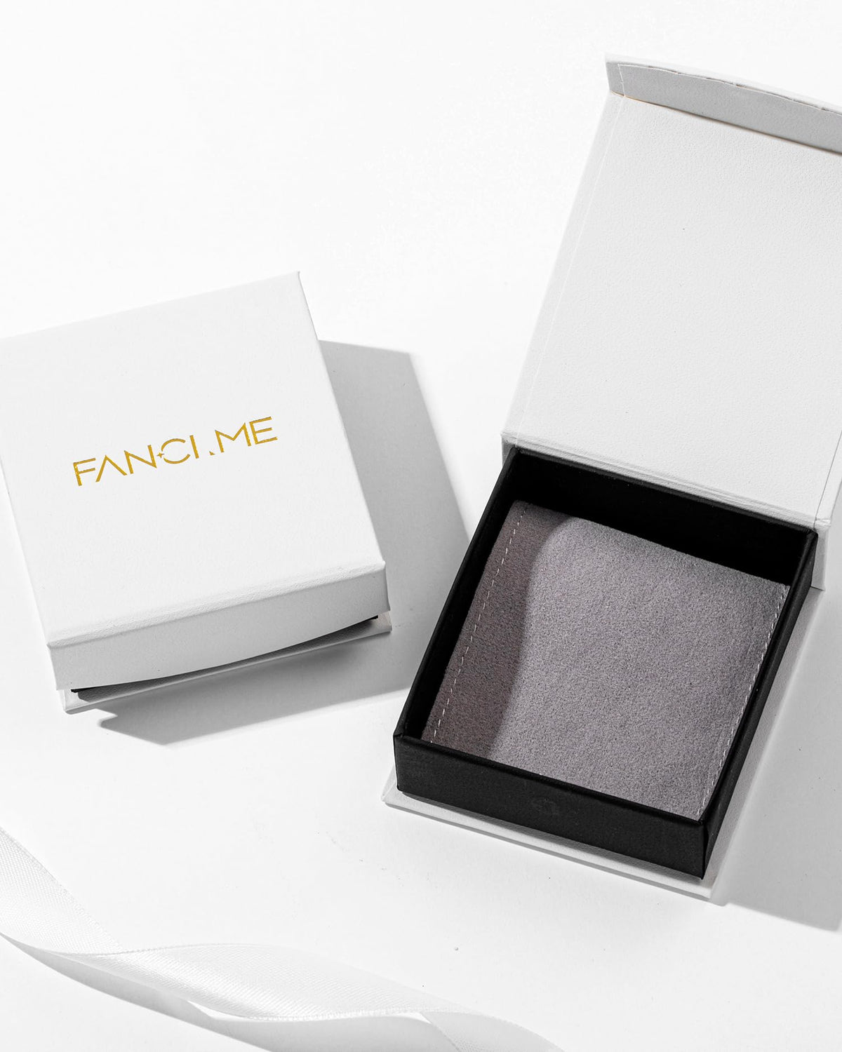 FANCIME – Pendant Necklaces on display