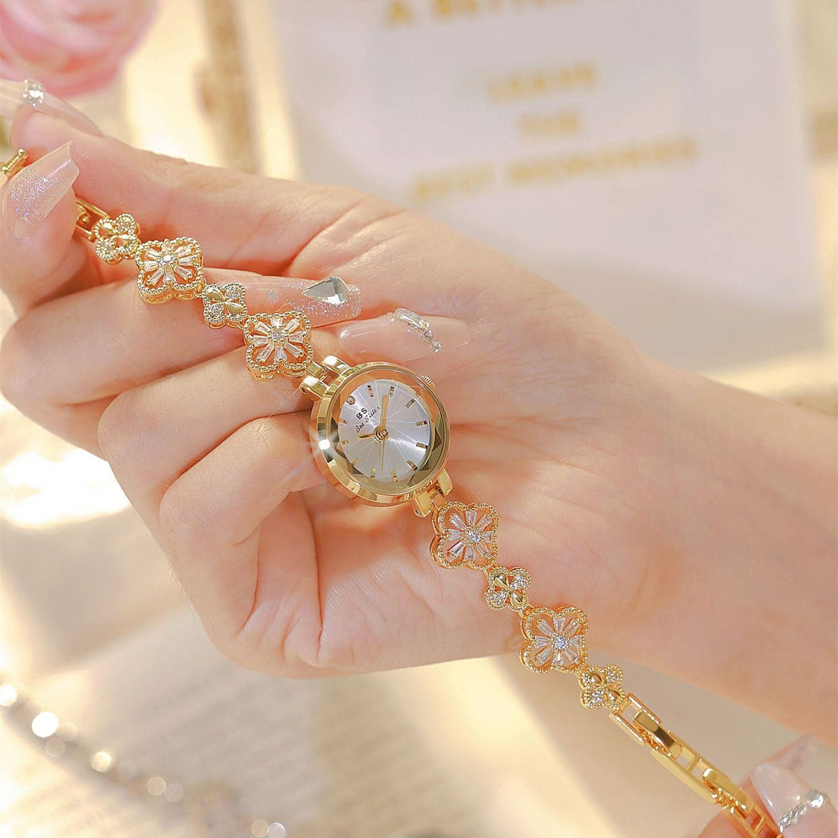 Gosasa Vintage Gold Watch for Women Hollow Four Leaf Chain Bracelet Watch – close-up detail in Gold