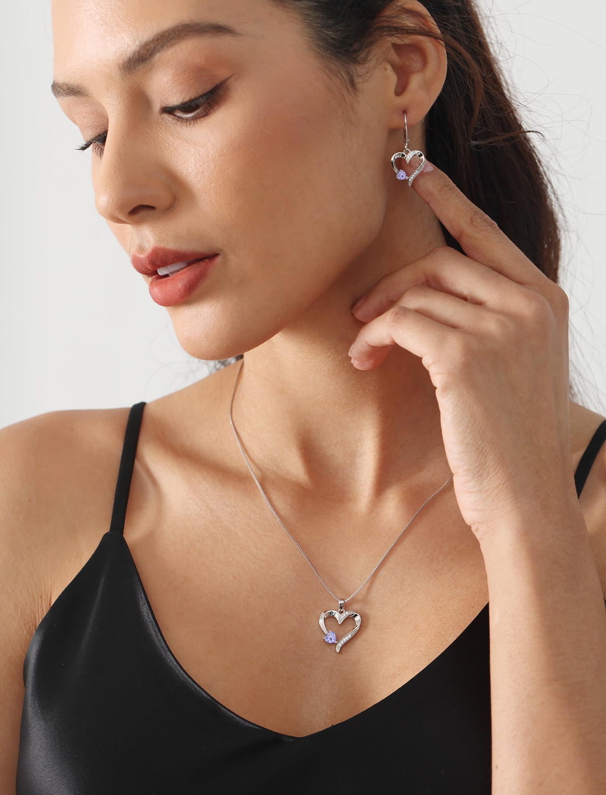 YL Heart Necklace 925 Sterling Silver Love Heart Pendant Birthstone Jewelry for Women – close-up detail in 06-alexandrit