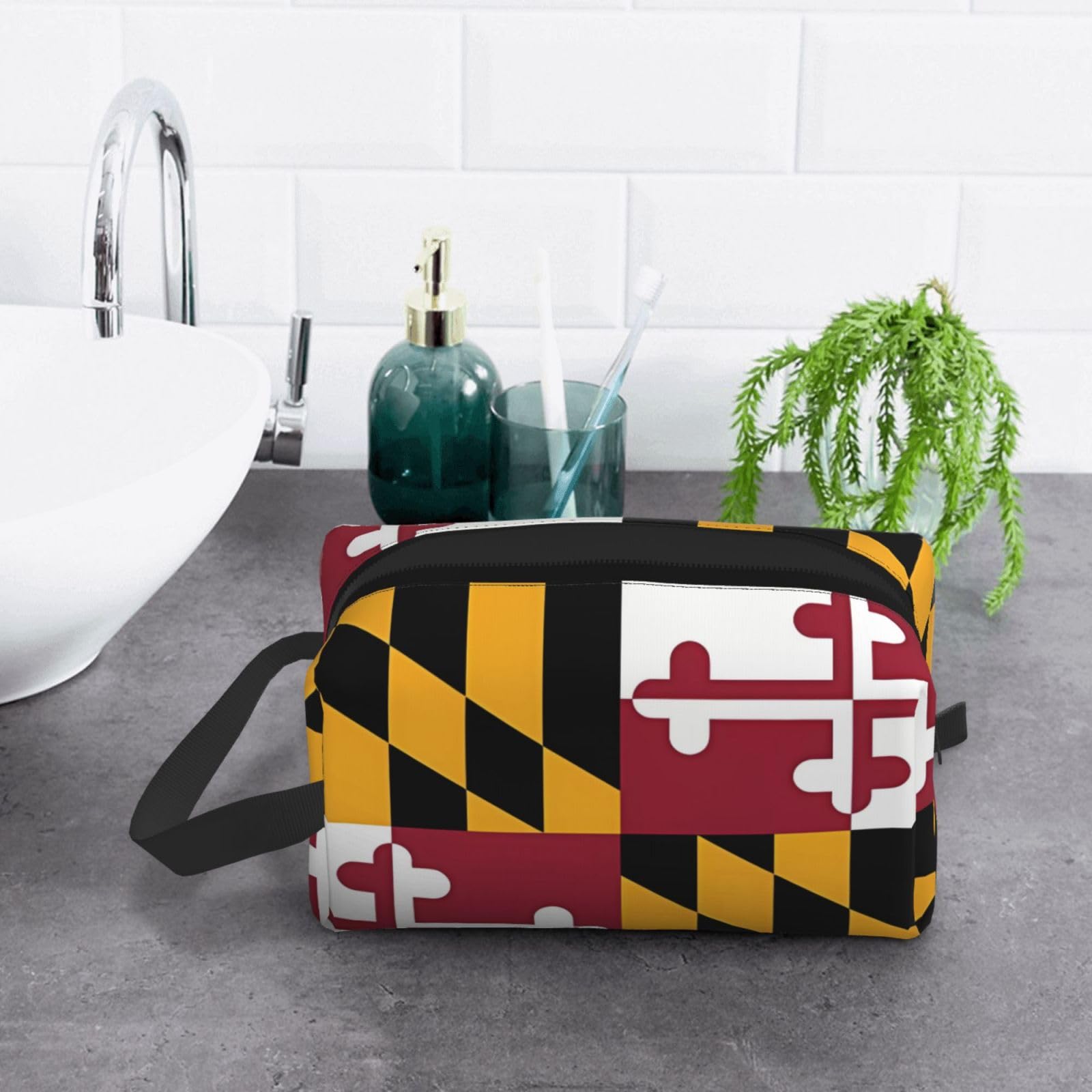 SXZVVBN Maryland flag travel toiletry bag with large capacity, durable Oxford cloth, makeup organizer, cosmetic pouch for travel.