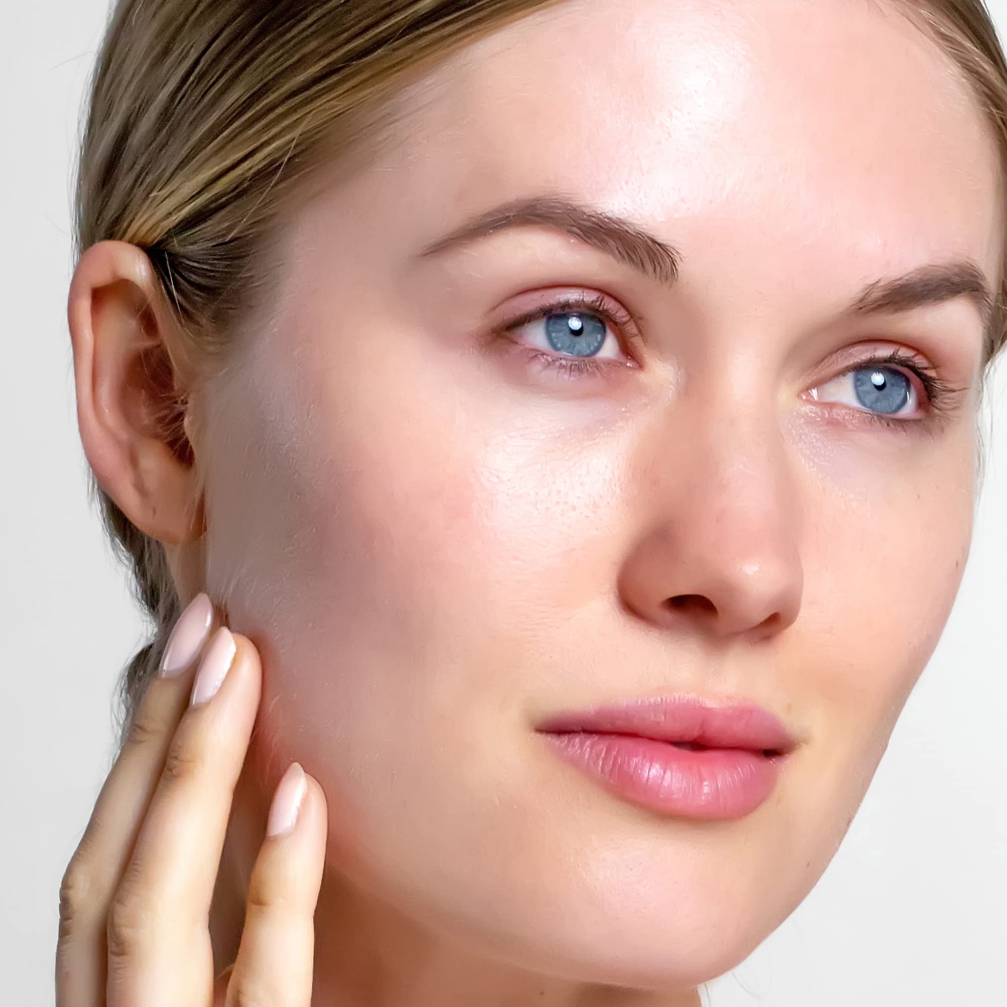 PÜR MINERALS Forever Clean Gentle Facial Cleanser with blue light defense, showing a clear bottle of skin cleaning agent.