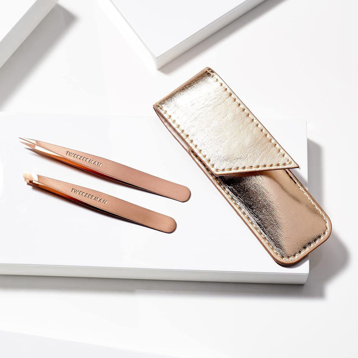 Tweezerman Petite Tweeze Set for Eyebrows with Travel Case Rose Gold – close-up detail