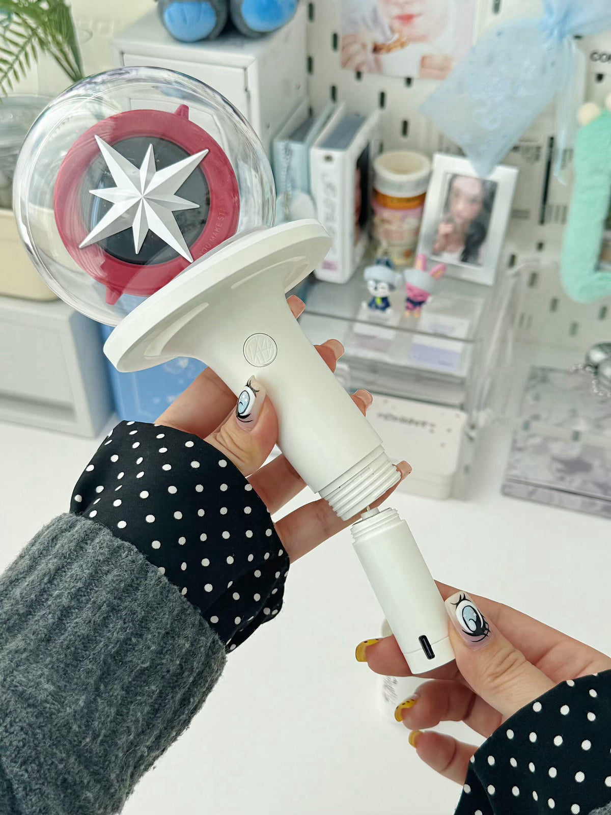 MANDU DECO Rechargeable Kpop Lightstick Battery for K-pop Concerts, Protective Cap with Keychain, Lasts 4 to 6 Hours, Wh