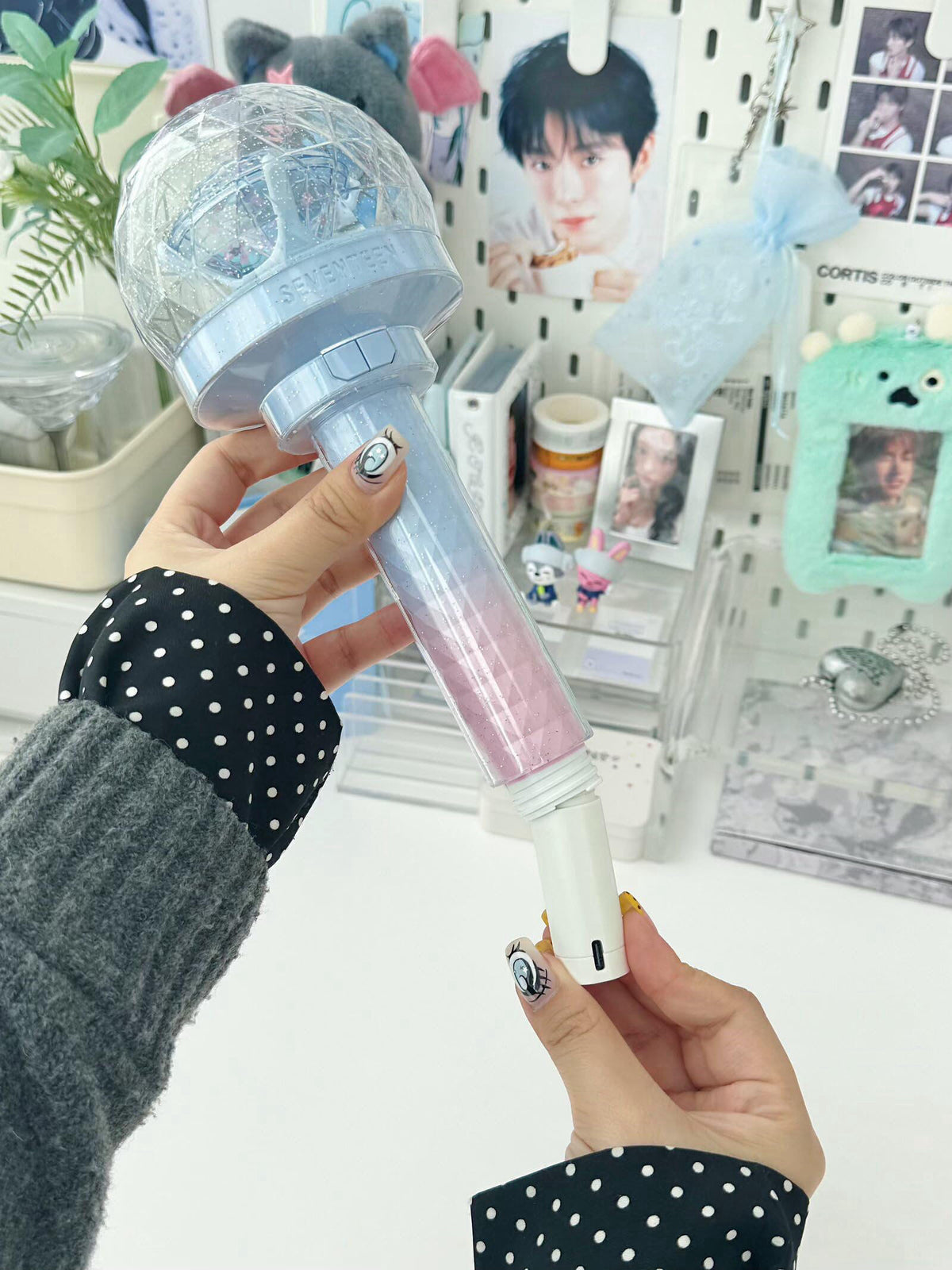 MANDU DECO Rechargeable Kpop Lightstick Battery for K-pop Concerts, Protective Cap with Keychain, Lasts 4 to 6 Hours, Wh