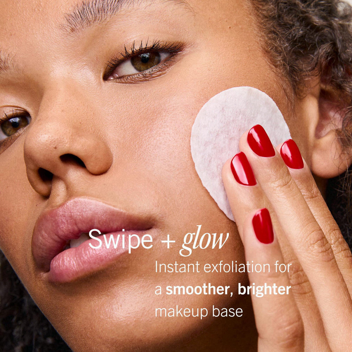 First Aid Beauty Brighten & Glow Facial Radiance Pads, AHA, Sensitive Skin – close-up detail