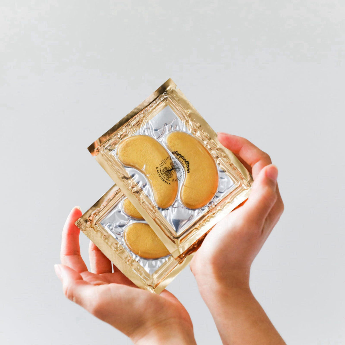 Doppeltree All Natural 24K Gold Under Eye Patches, Non-Toxic Dark Circles Treatment – back view and specifications