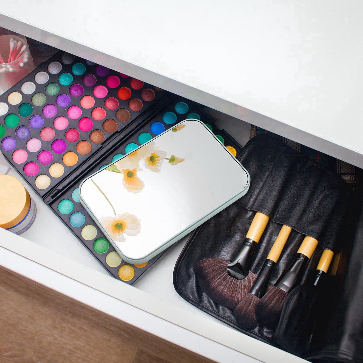 DEAYOU – Makeup Mirrors on display