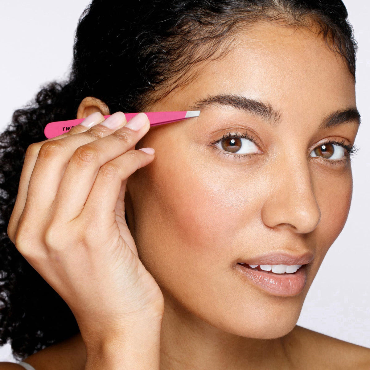 Tweezerman Slant Tweezer – Tweezerman Tweezers for Eyebrows Neon Pink – close-up detail