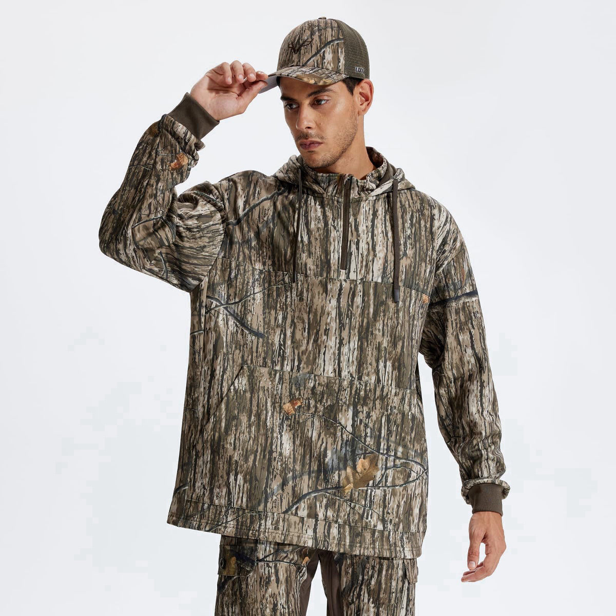 LOOGU Hunting Hoodies for Men Fleece Lining Performance Insulation Pullover Camo Hoodie – close-up detail in Ents Brown