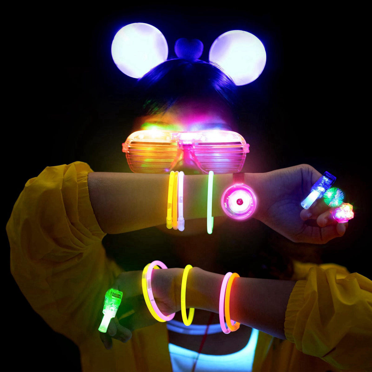 Mocoosy Glow in the Dark Party Supplies for Kids, Bulk Halloween Toys Light Up Party Favors With Glow Sticks, Glasses, L