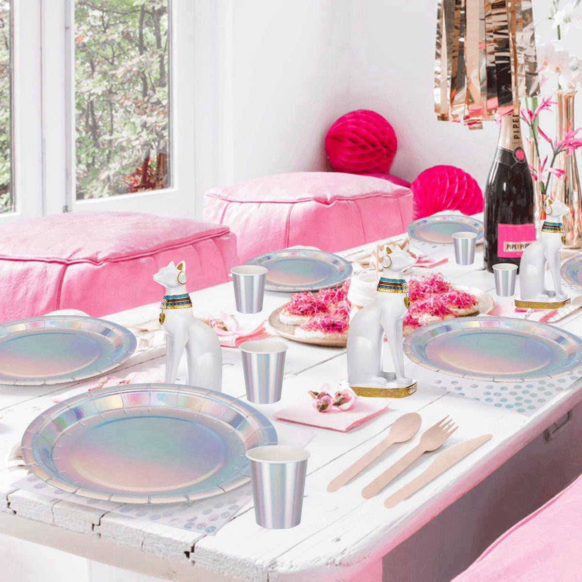 CEILIWEN – Plates on display