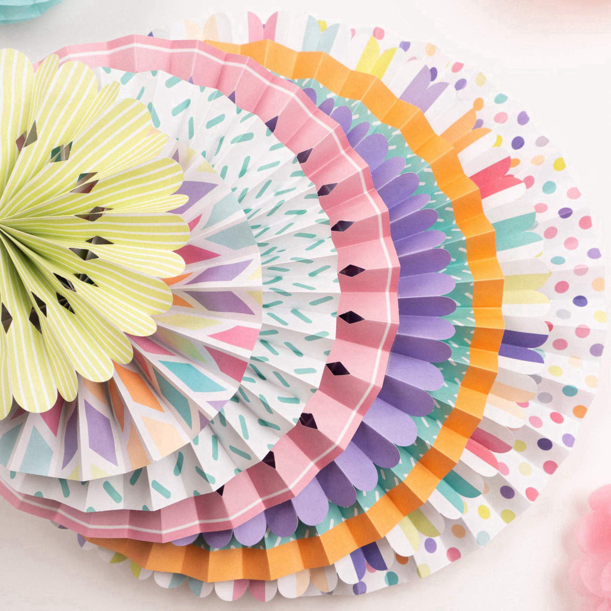 PapaKit 26-Piece Deluxe Multicolor Party Decoration Set – alternate angle