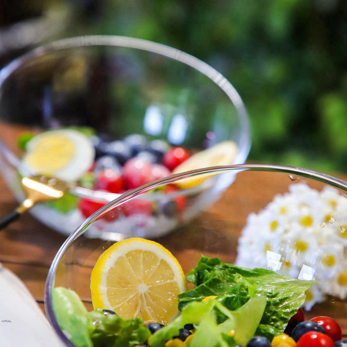 T TOSSOW TOSSOW transparent glass set with 2 slanted tilted salads bowls (500ML) – close-up detail