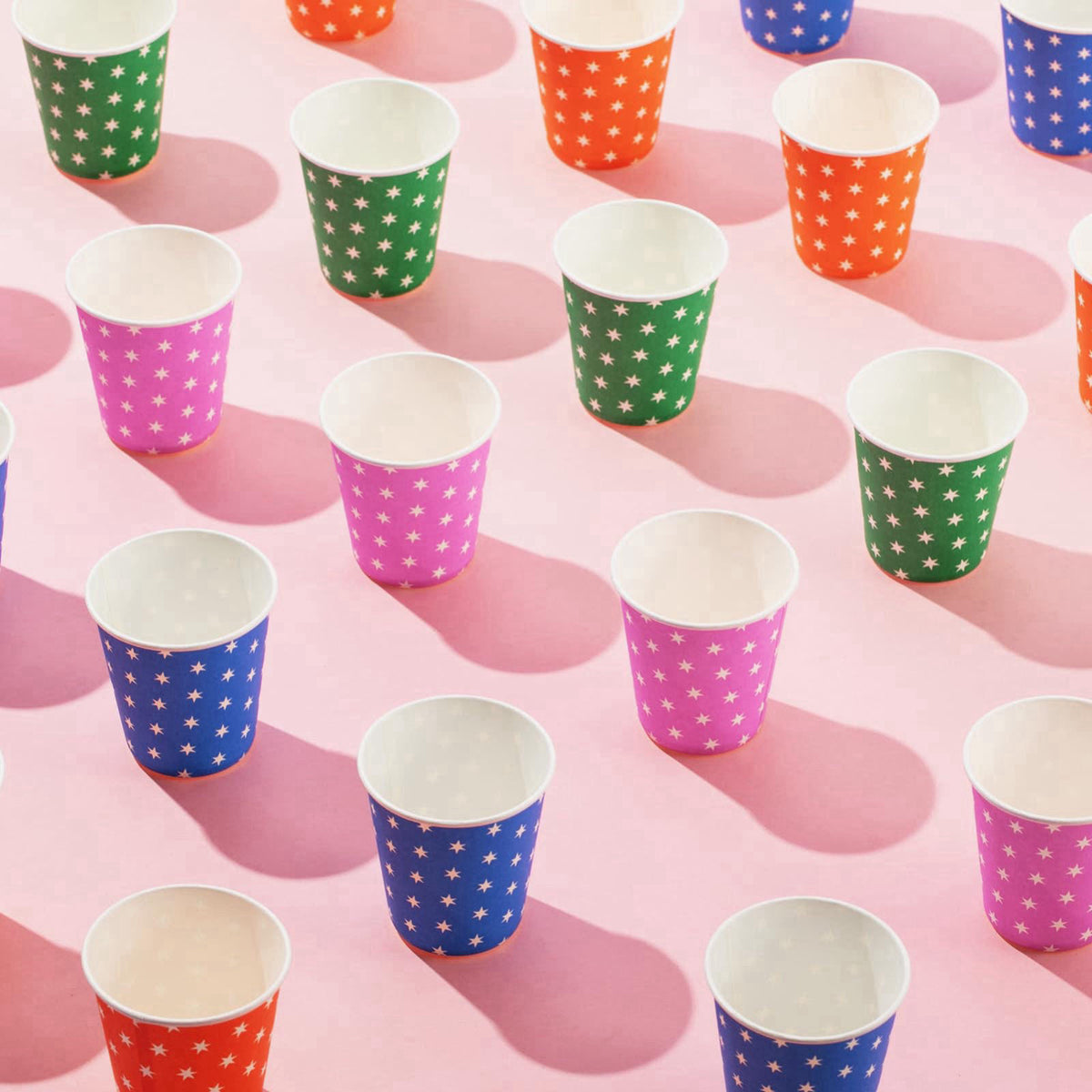 JOLLY PARTY – Cups on display