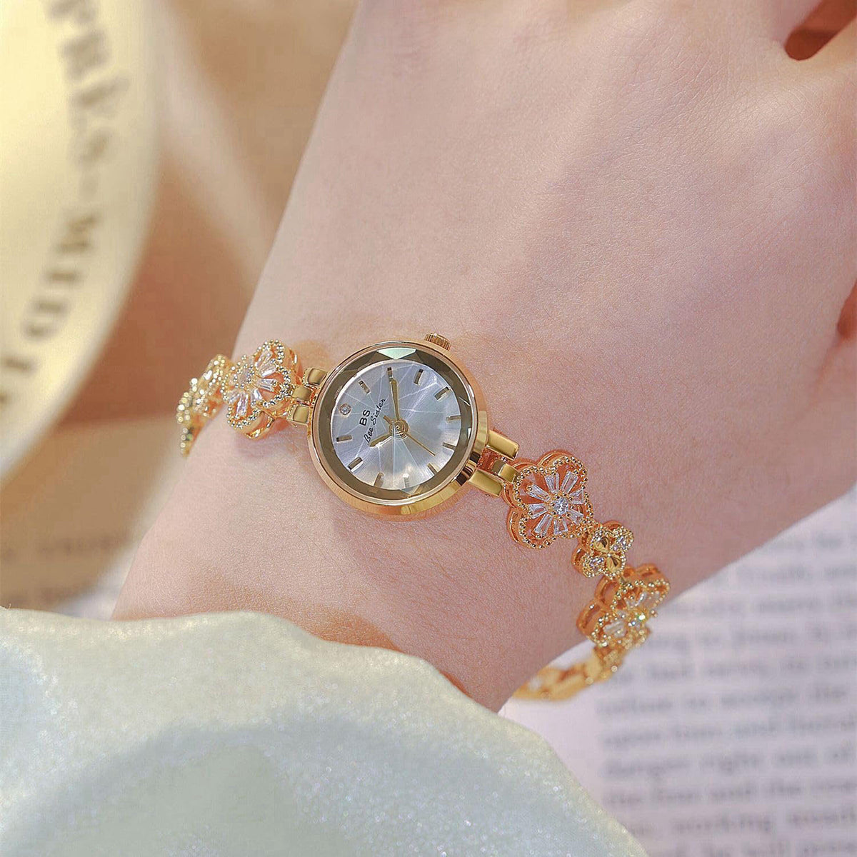 Gosasa Vintage Gold Watch for Women Hollow Four Leaf Chain Bracelet Watch – alternate angle