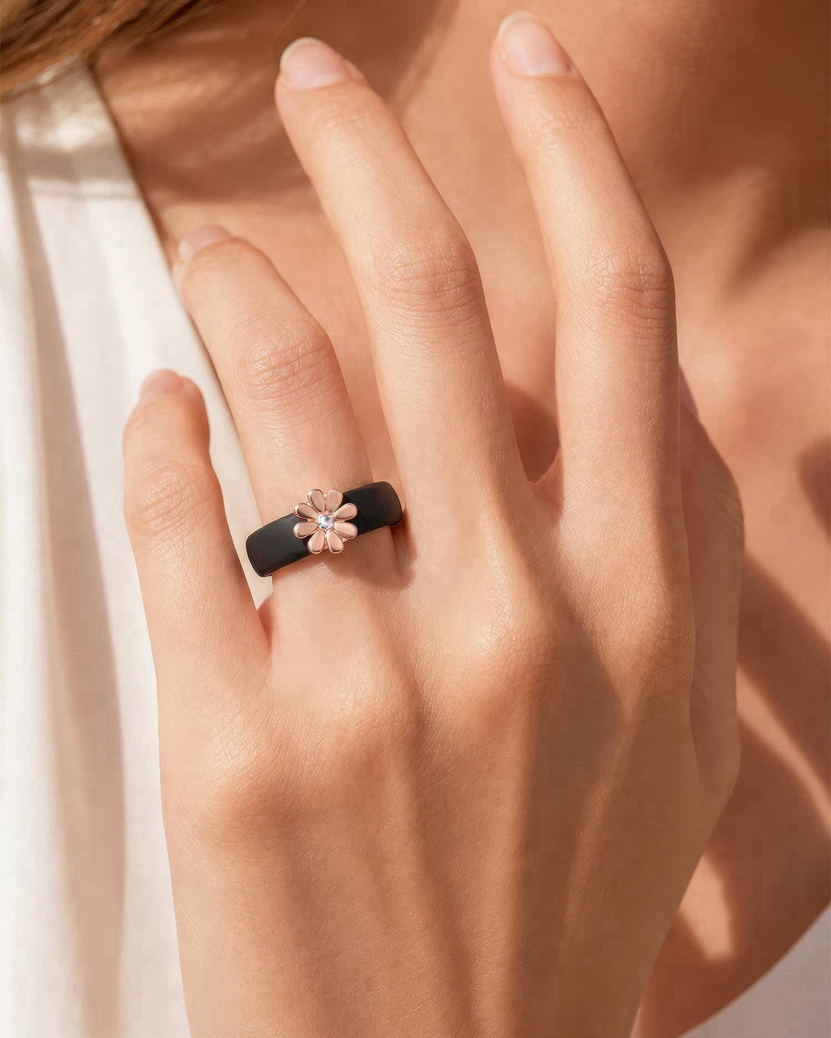 Egnaro Silicone Ring for Women with Copper Alloy Daisy Flexible Rubber Band – close-up detail in PACK B: Black / Rose Go