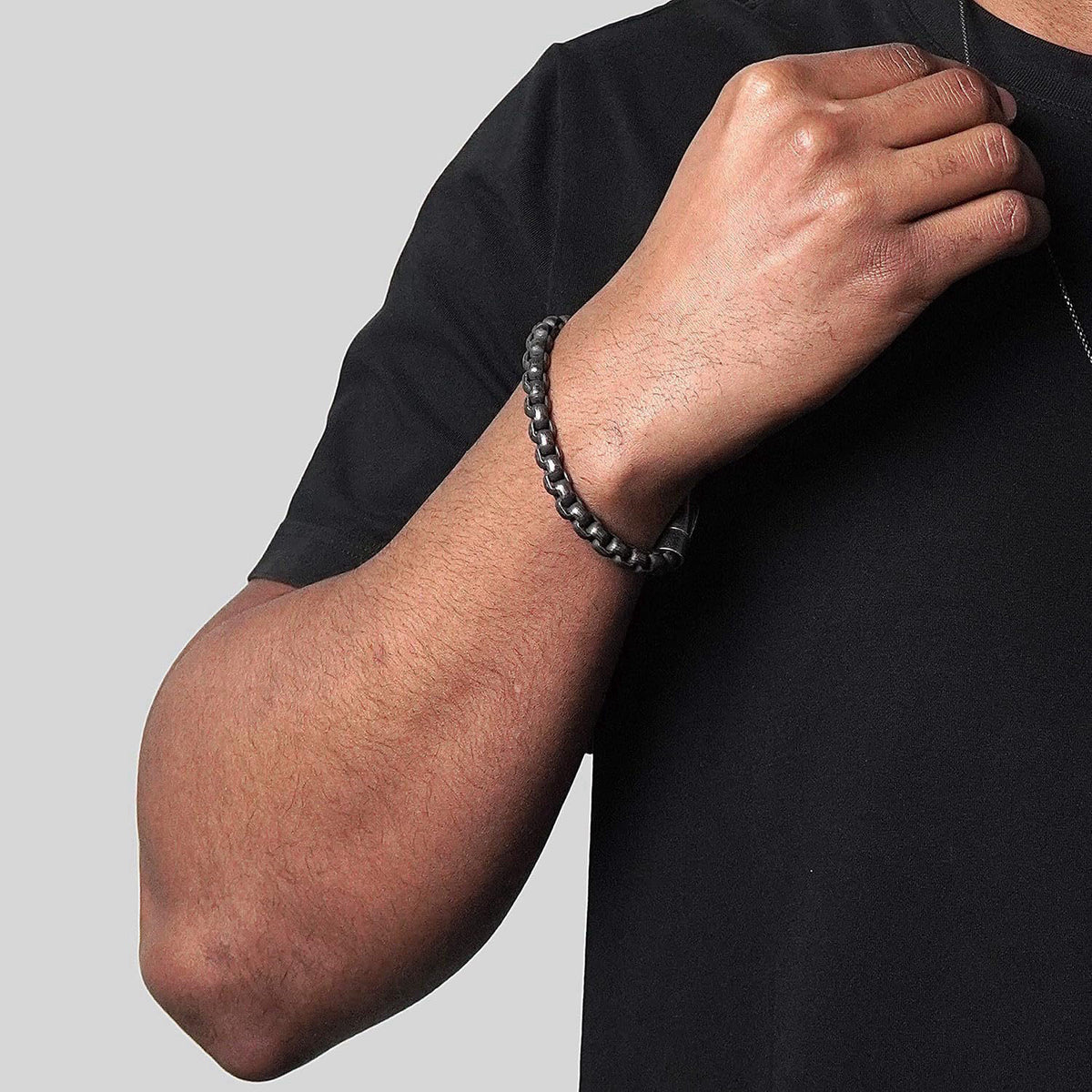 Invicta Jewelry Men's Polished Box Chain Steel Cuff Bracelet (8mm) - 9" – close-up detail in Gunmetal