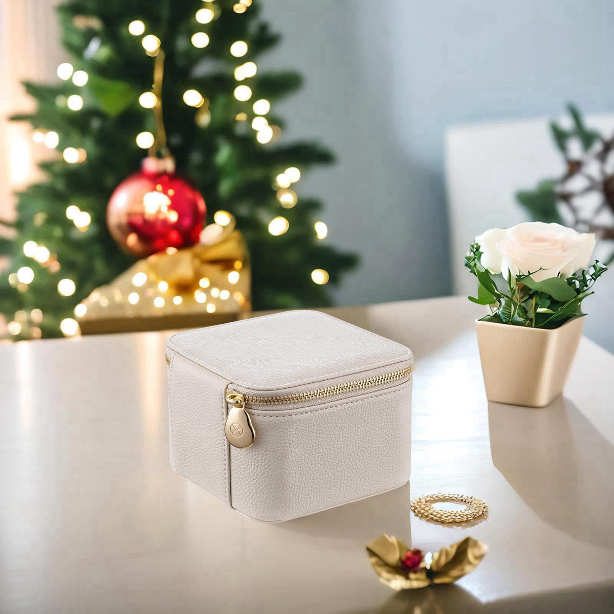 VLANDO Travel Jewelry Box Organizer with 6 Zippered Pouches, Offwhite – close-up detail