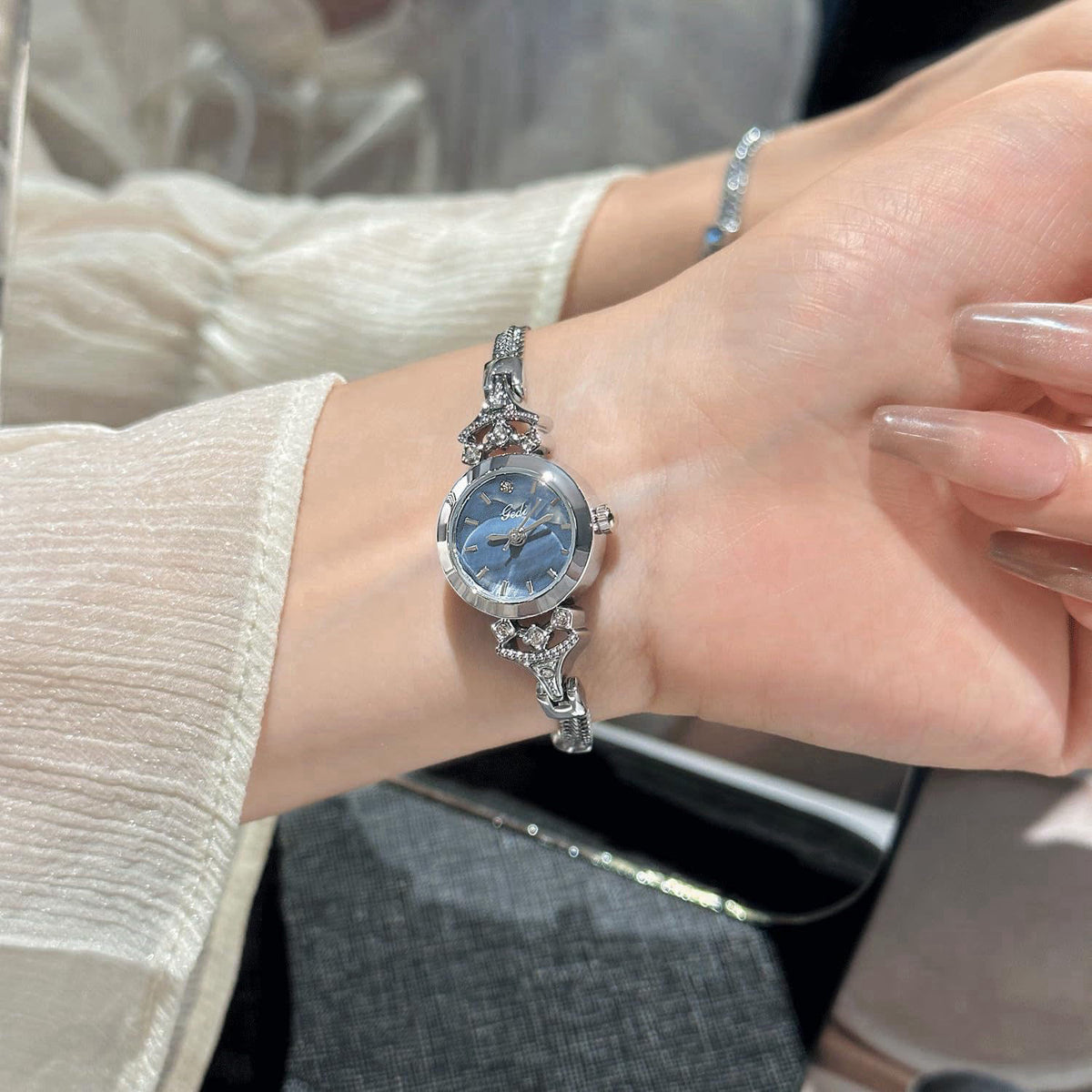 CARLIEN Womens Small Elegant Simple Luxury Rhinestone Pearl Dial Quartz Watch Lightweight Alloy Steel Mesh Strap Fashion
