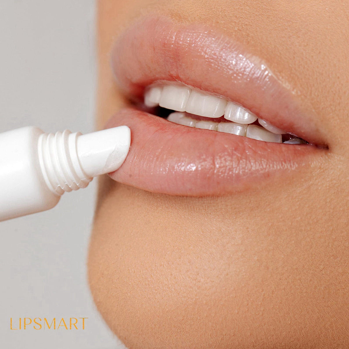 Lipsmart Ultra Hydrating Lip Treatment Moisturizer and Volumizer - Powerful Hydration for Dry Lips (3) – close-up detail