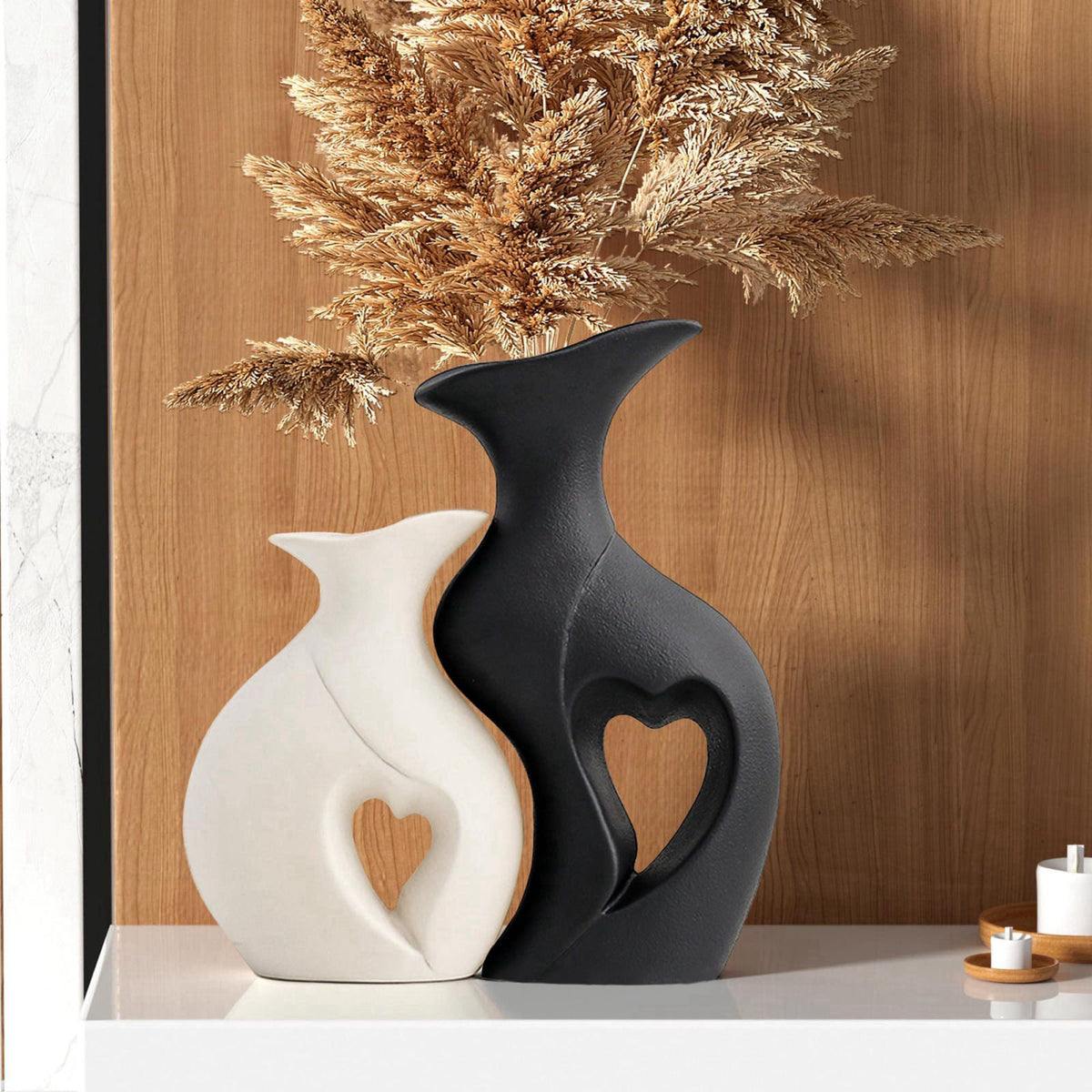 KKgoubz Black and White Vases Home Decor Heart Shape Ceramic Vase Set of 2 – close-up detail in Black and white combinat