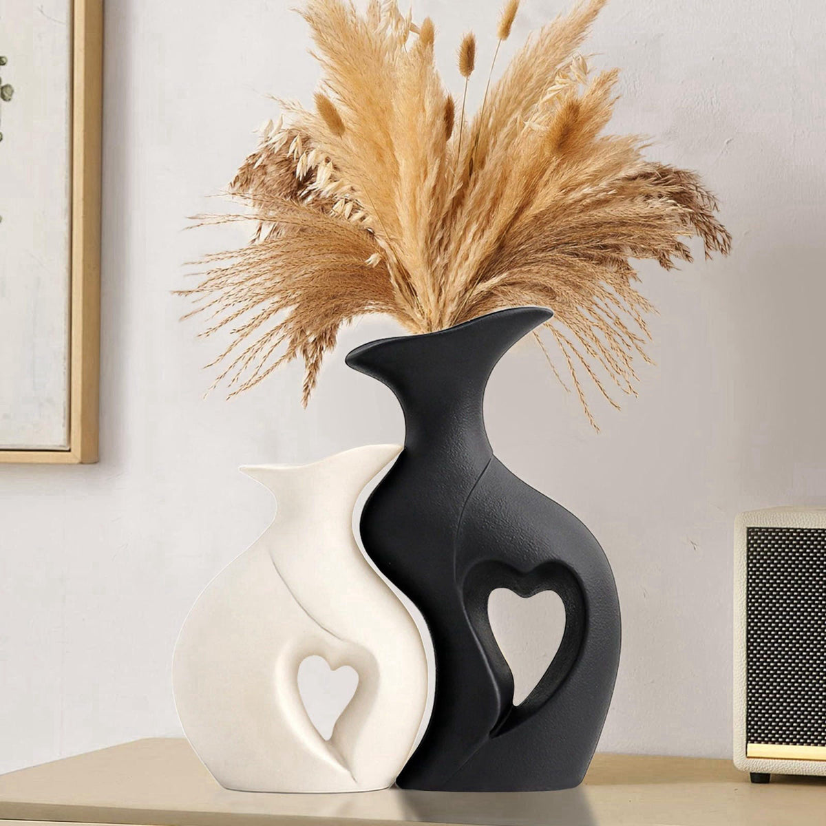 KKgoubz – Vases on display
