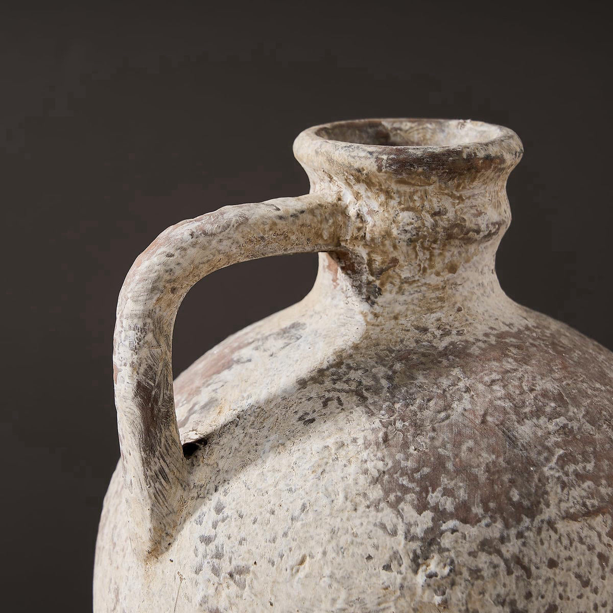 LUKA – Vases on display