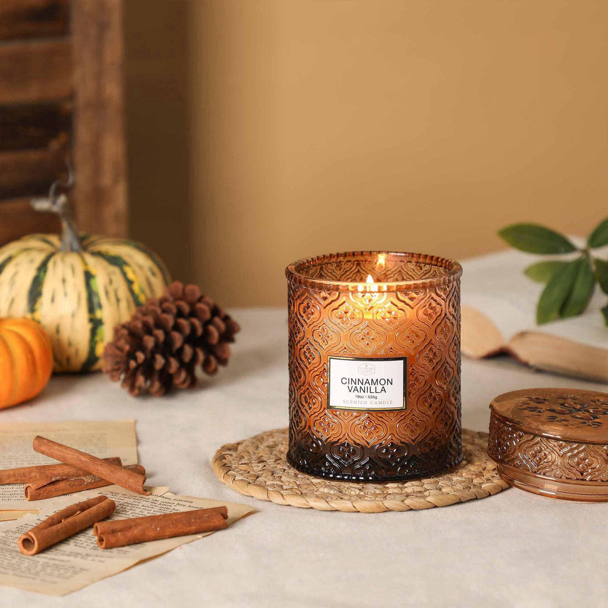 SUPREME LIGHTS &middot;2017&middot; Fall Candle, Cinnamon Vanilla Spice Candles, 19oz Large Candle – close-up detail in 