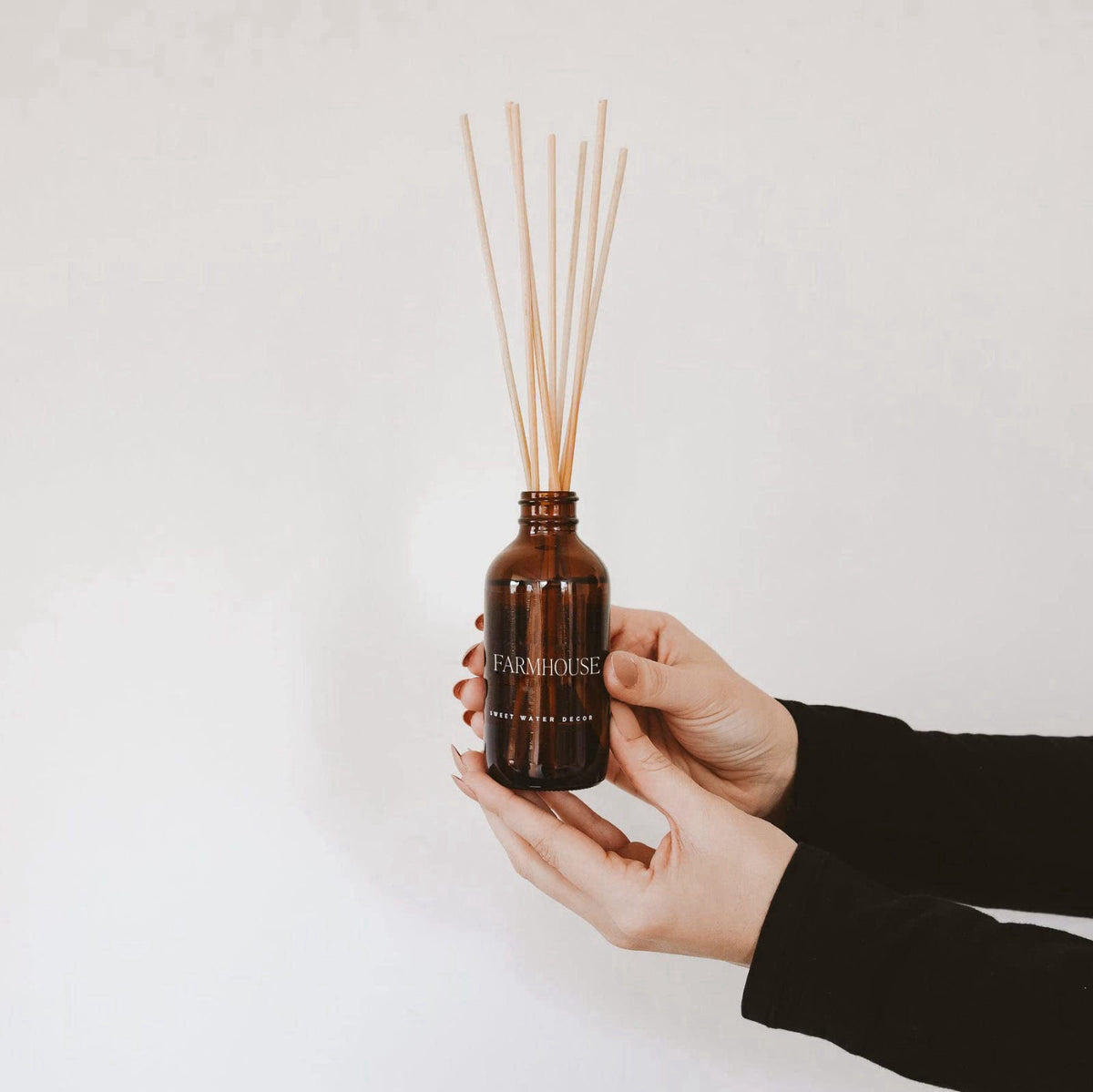 Sweet Water Decor Farmhouse Amber Reed Diffuser Set, Fall Scent, 3.5 fl oz – alternate angle
