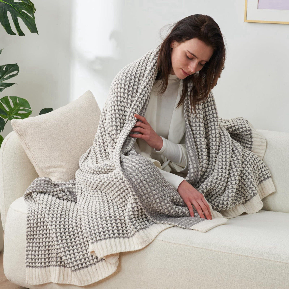Am&eacute;lie Home Amélie Home Chenille Knit Throw Blanket for Bed Decor, Gray, 60"x80" – packaging and label
