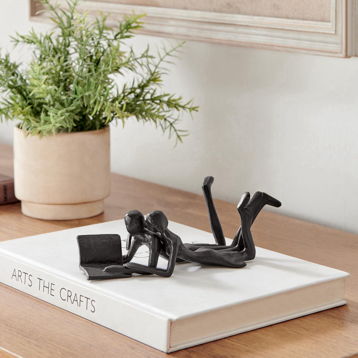 Danya B Brown Cast Iron Abstract Couple Reading Book Together Sculpture - Tabletop Figurine for Desks or Shelves – packa