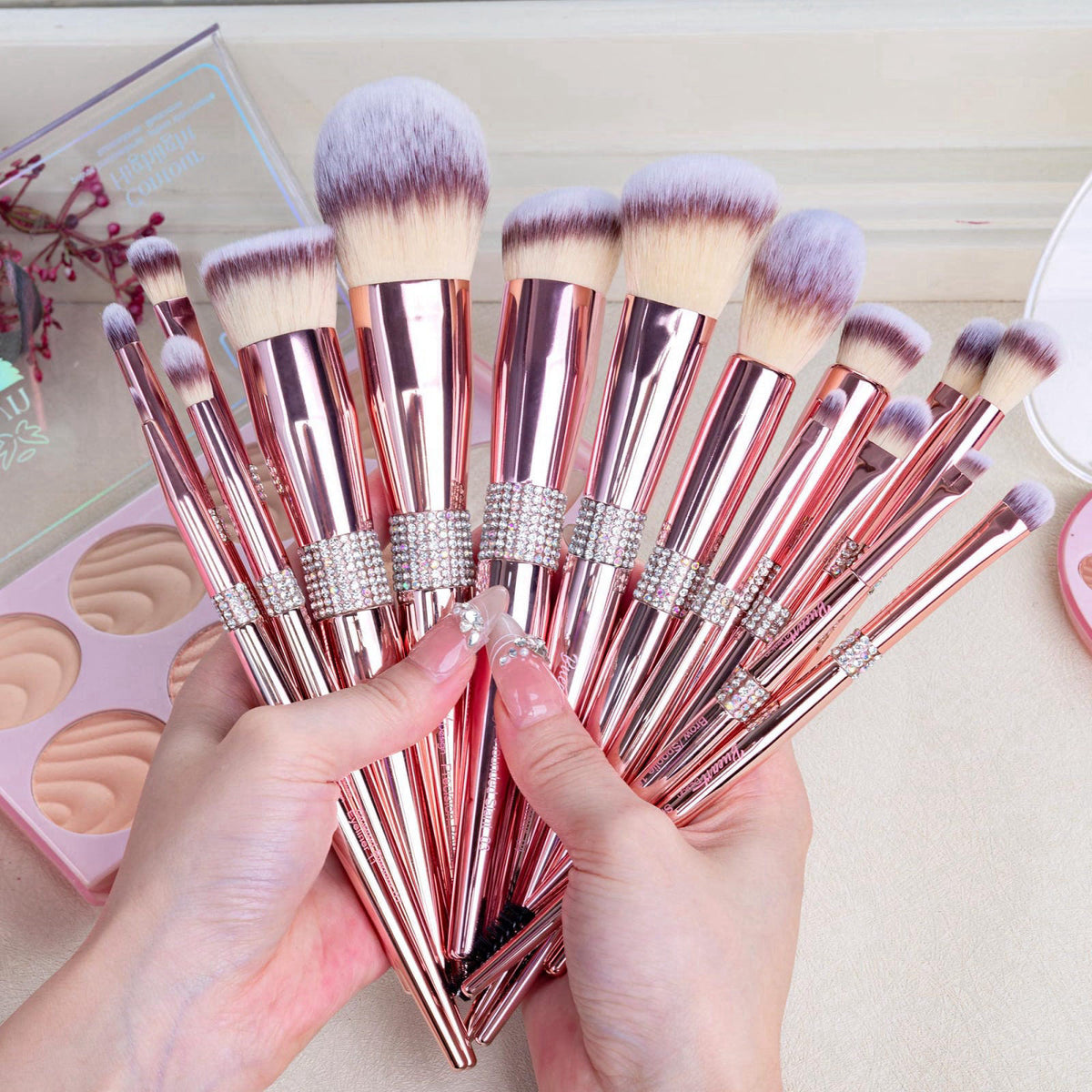 Bueart Design 16Pcs Professional Makeup Brushes Set with Elegant Holder – back view and specifications